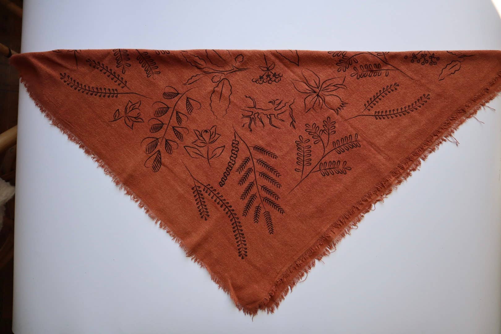 Eco Raw Studio - Vente Bandana – femme - Bandana imprimé botanique en terre cuite teint naturellement (noir)6