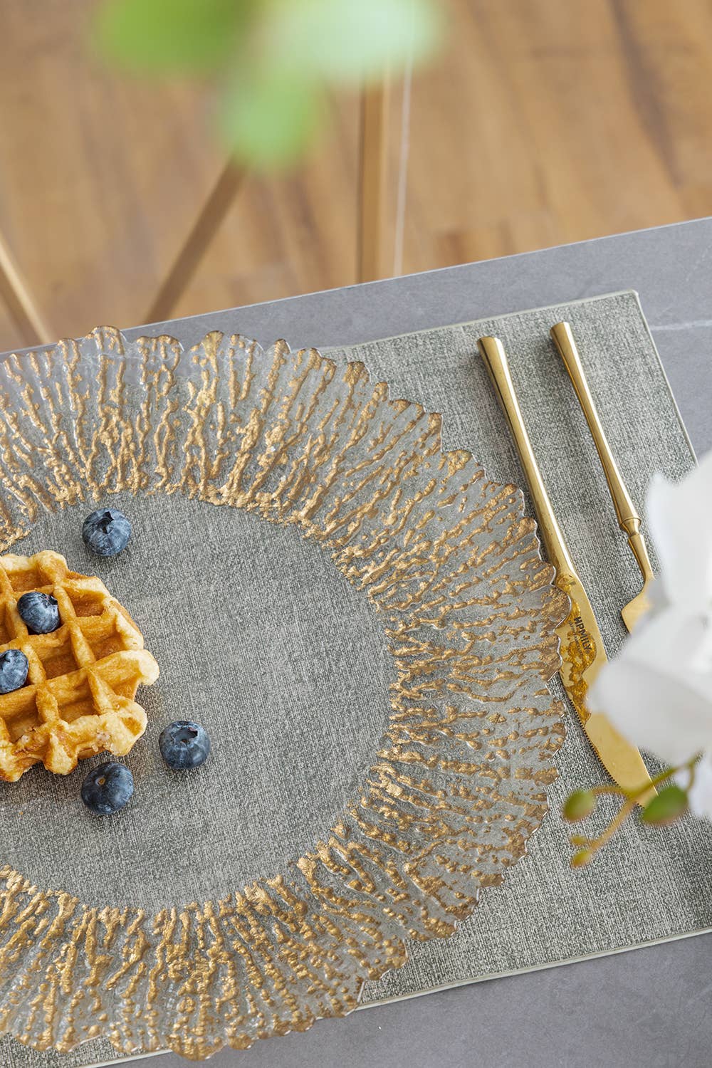 A&B Home Group Inc. - Vendita all'ingrosso Ciotole/Piatti decorativi - Sottopiatto in vetro con bordo dorato da 13" Radiant1