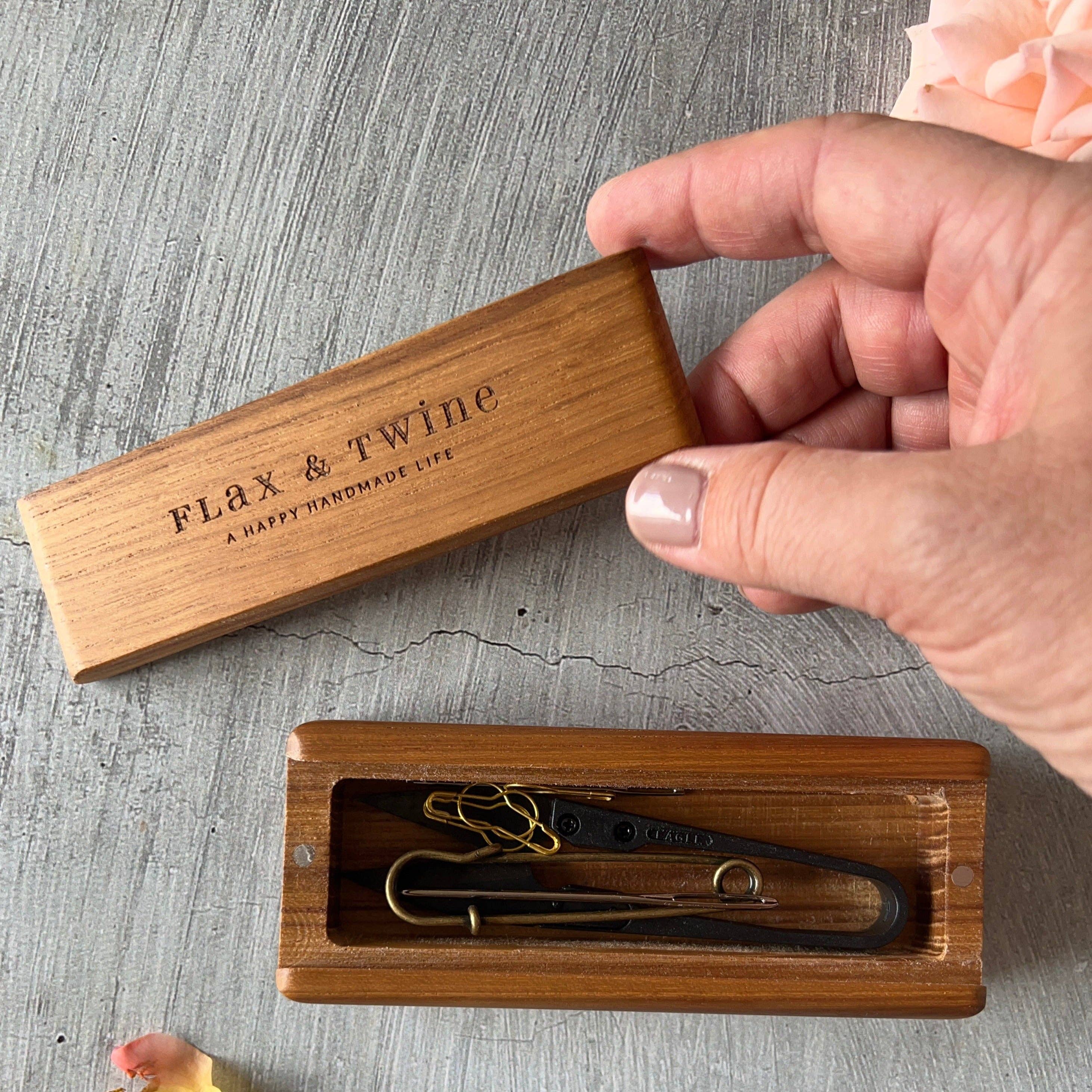 Flax & Twine - Vente Accessoire de tricot/crochet - Boîte à accessoires en teck Flax & Twine2