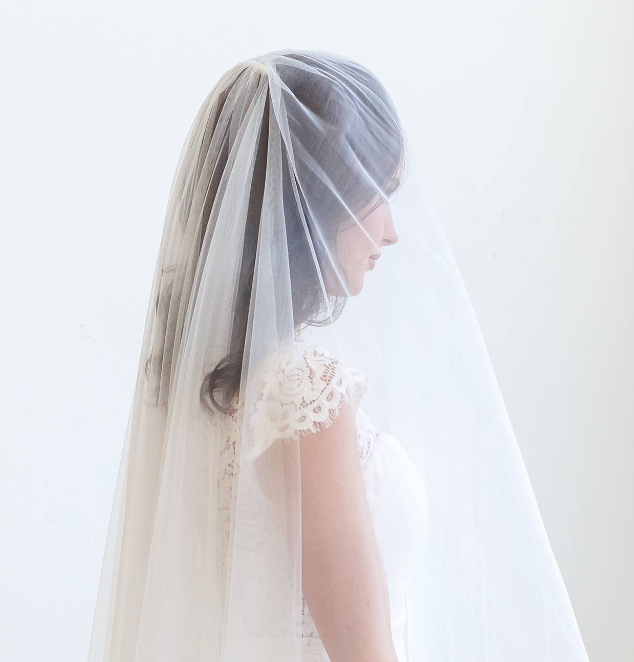 allureweddingjewelry – Véu - Mulher por atacado – Véu de Noiva com Borda de Pérolas e Miçangas11