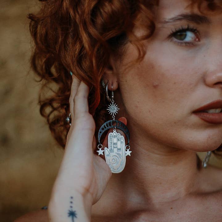 Orecchini fasi della luna nera e mano di chiromanzia magica per la vendita all'ingrosso da parte di MusaLuna