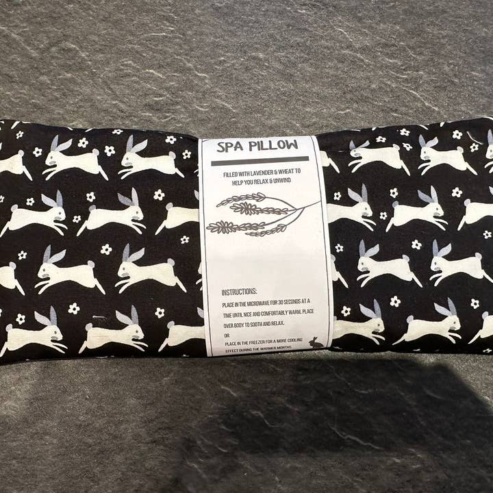 Kaniner Print Håndlavet Opvarmelig Lavendel og Hvede Spa Pude for engroshandel hos The Hare And The Moon