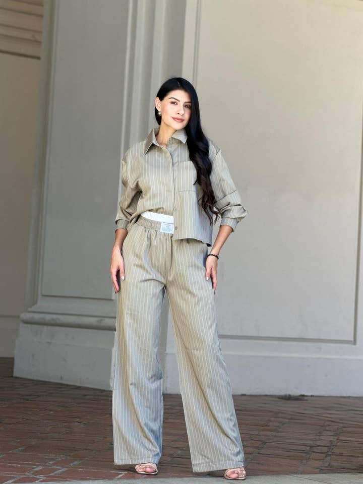 Ensemble rayé avec pantalon à double ceinture et haut pour la vente par Queenado