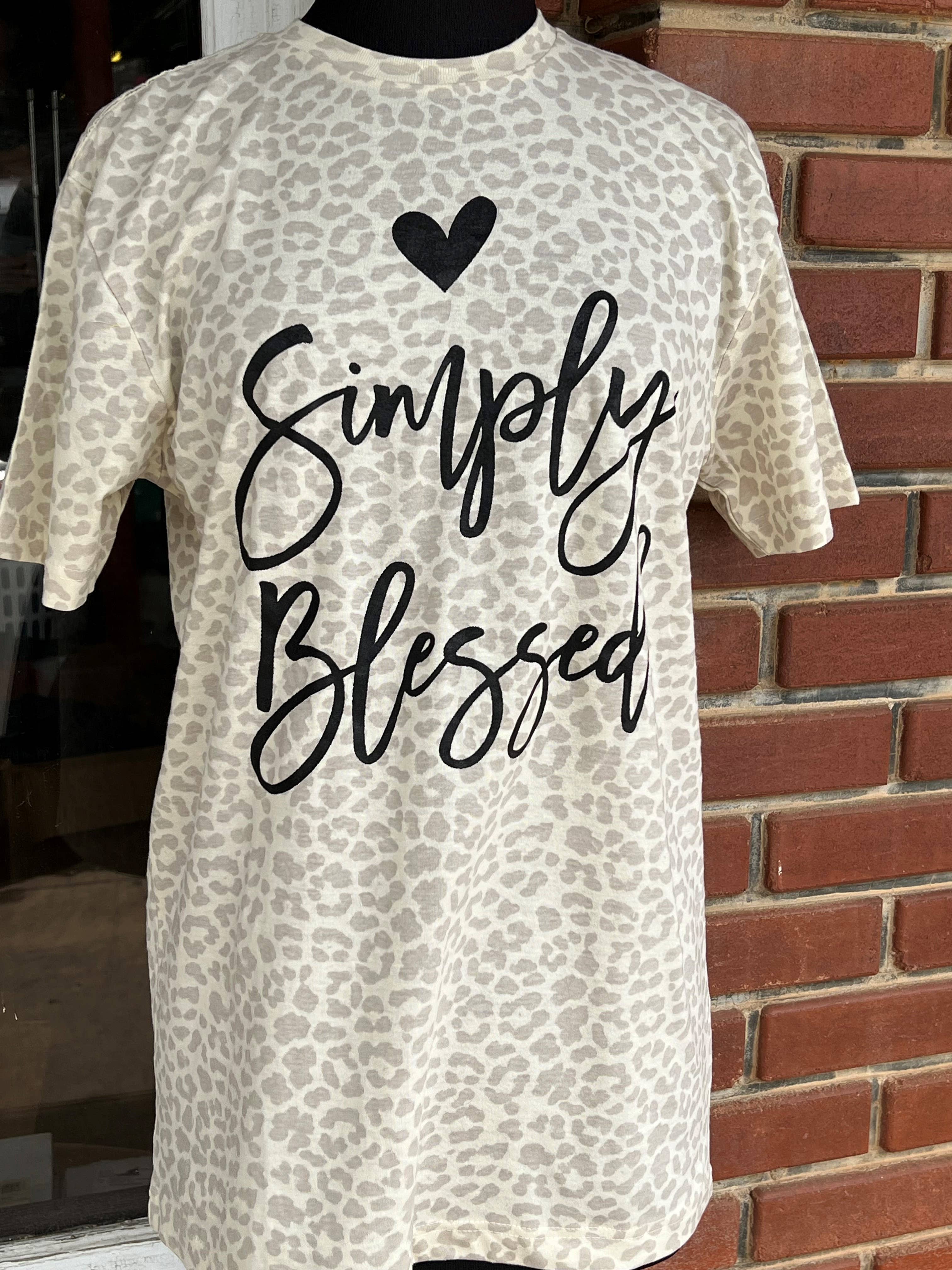 Plain Apparel Tees – Engroshandel T-shirt med print - Dame – Simply Blessed Cream Leopard T-shirt med skærmtryk til kvinder2
