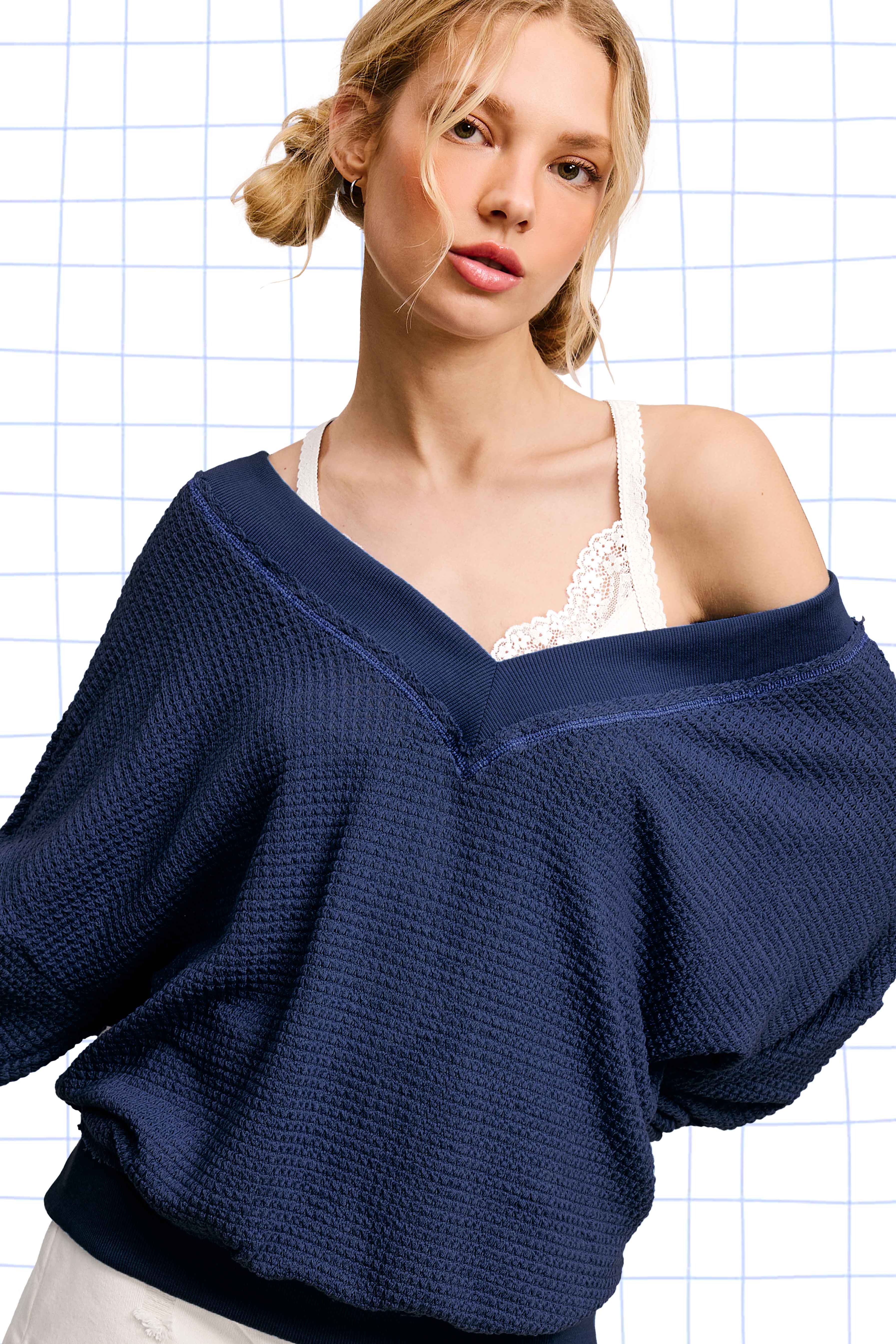 La Miel – Großhandel Strickoberteil – Damen – JLT7410-Langarmshirt mit Waffelstruktur und V-Ausschnitt in lockerer Passform33