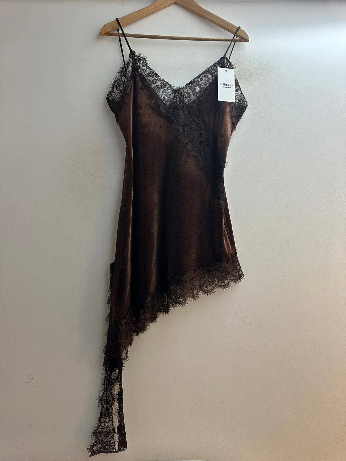 LORIANE – Vestido - Mulher por atacado – 7439V Vestido curto assimétrico de alças em veludo3