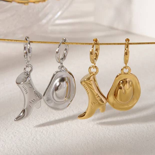 Pendientes colgantes chapados en oro de 18 quilates con forma de bota y sombrero de vaquero para venta al por mayor de Sweet Cherry Sky