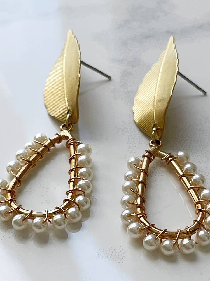 Boucles d'oreilles en forme de feuille en laiton, fausses perles pour la vente par Pearl and Ivy Studio