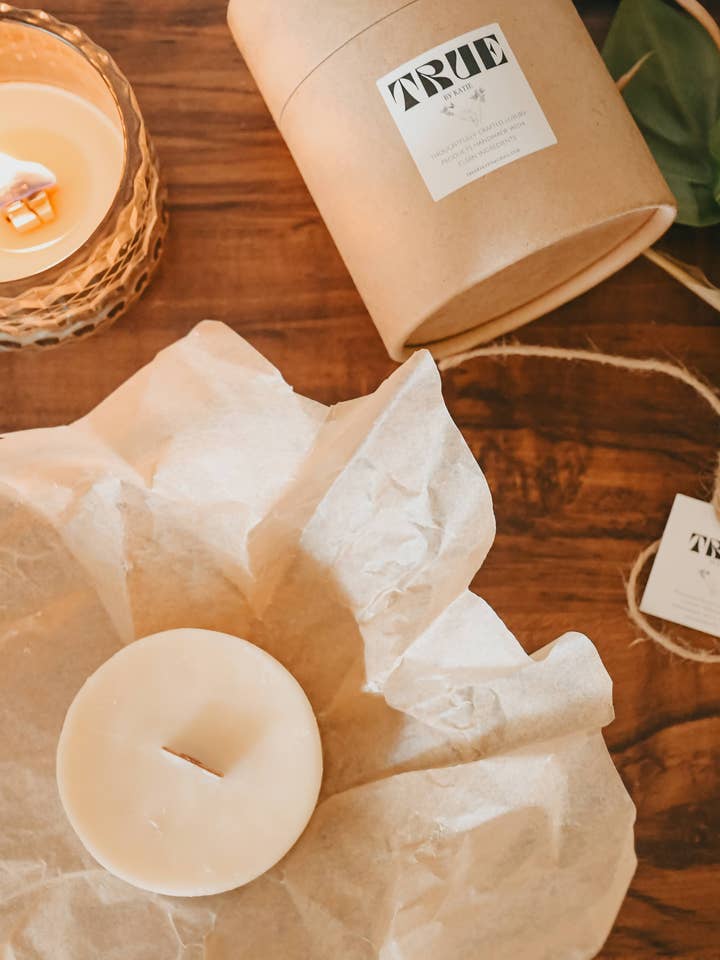 Non-toksisk påfyldning til lys med trævæge – vælg oz og duft for engroshandel hos True by Katie