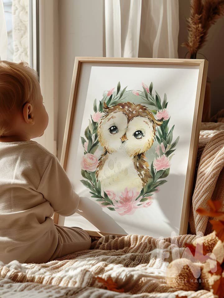 Salie Groene Uil Kinderkamer Muurkunst – Aquarel Bosdier Print met Roze Bloemenkrans | Babykamer Natuurdecor voor Meisjes voor wholesale door THE WALL HABITAT