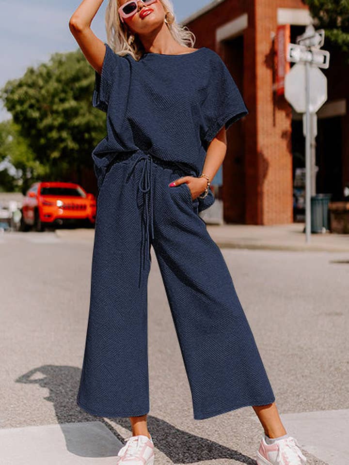 Lovesoft - Wholesale Set met top en broek (GEEN Loungewear) - Dames - Loszittend shirt en broekset in marineblauw met structuur en trekkoord