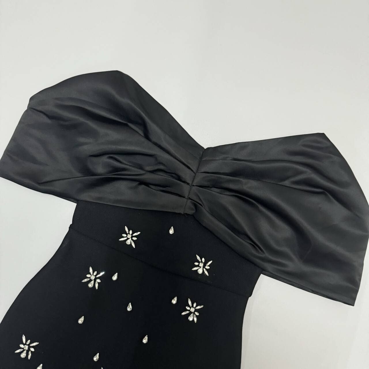 Productseeker – Vestido comprido - Mulher por atacado – DR829 Vestido de Outono com Ombros Descobertos e Laço de Strass9