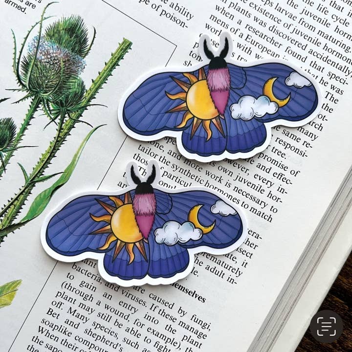 Sol og Månen Lilla Møl, Vinyl Sticker for engroshandel hos Sage and Virgo