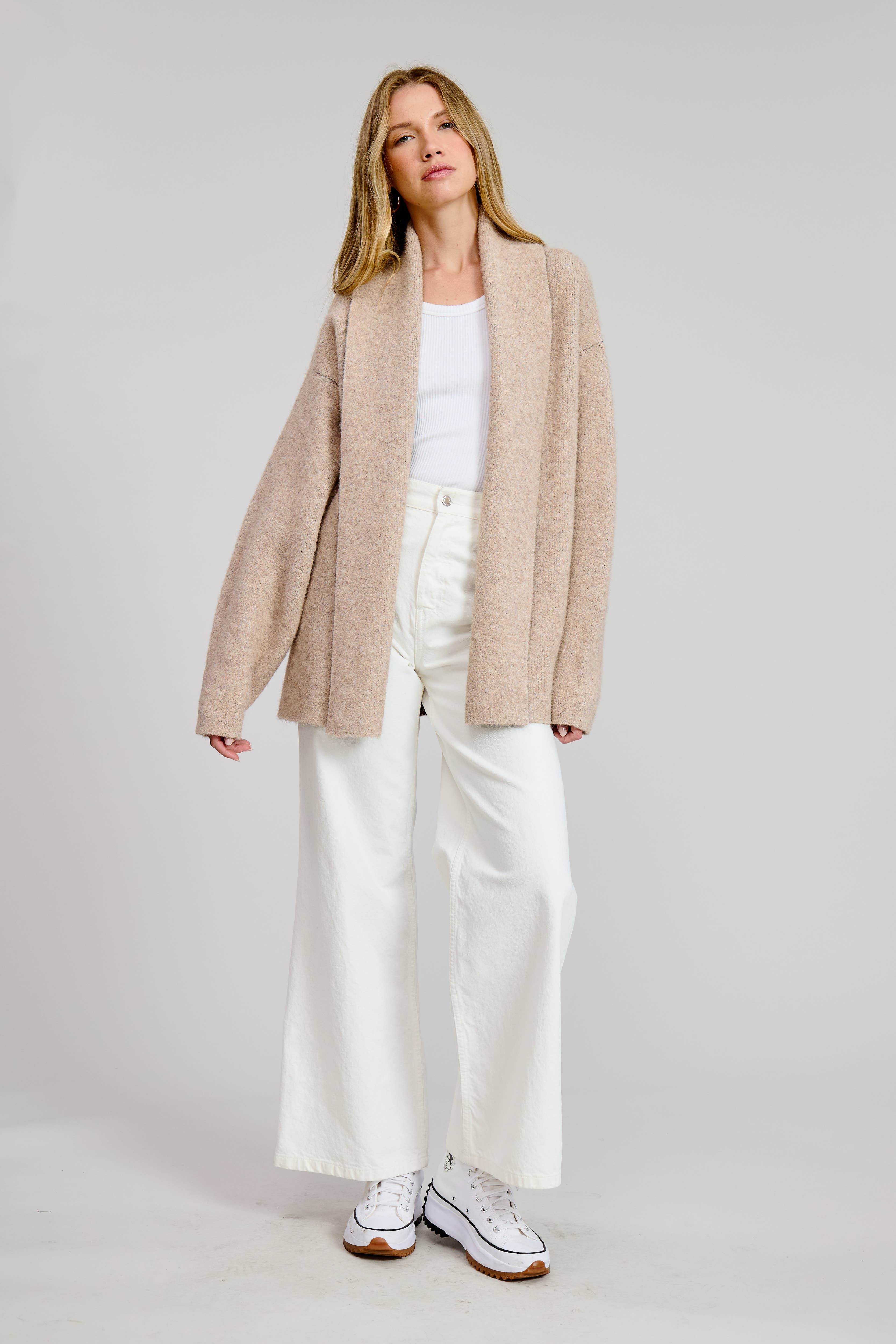 FLAT WHITE – Großhandel Strickjacke – Damen – Welpen-Jacquard-Strickjacke4