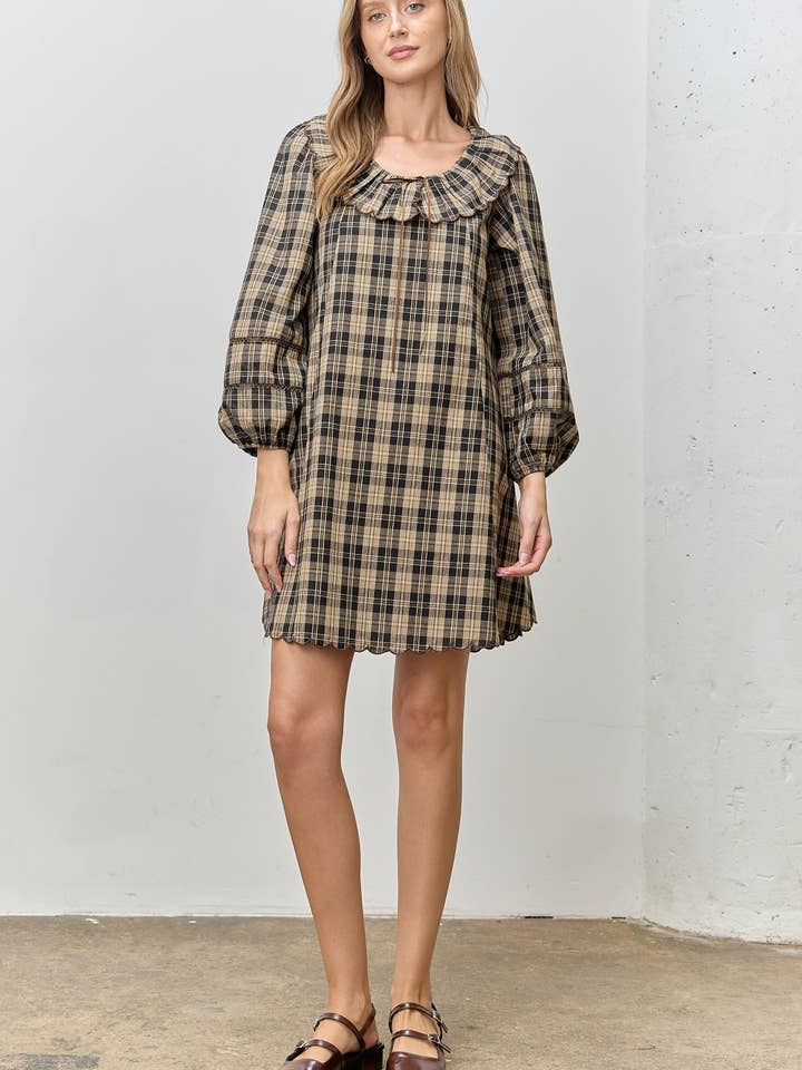 ROBE COURTE À VOLANTS AVEC BORDURE EN ÉCAILLES ET MOTIF À CARREAUX pour la vente par Polagram by Wellmade USA