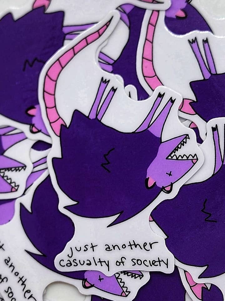Autocollant en vinyle découpé sous pression Just Another Casualty Purple Possum, autocollant opossum gris, autocollant Funny Possum, Trash Animal Meme, autocollant Pop Punk pour la vente par Fautbarb