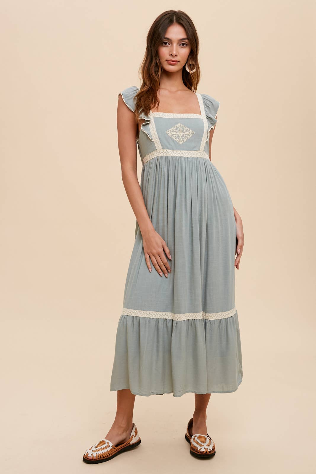 In Loom – Vestido - Mulher por atacado – Vestido avental com bordado e acabamento em renda3