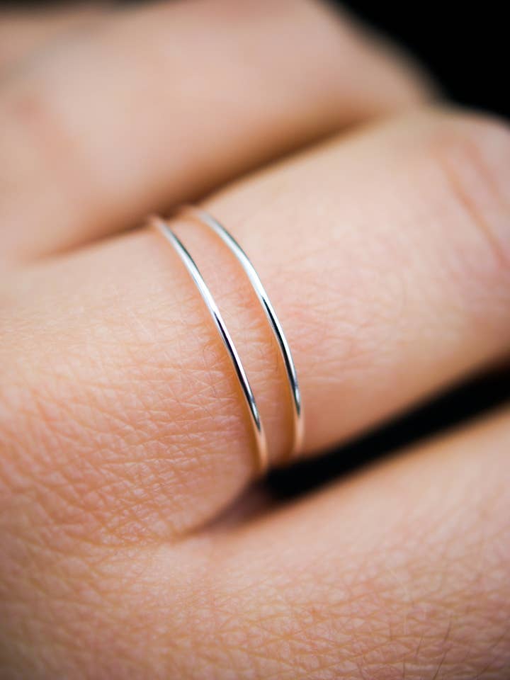 Anello impilabile ultra sottile, in argento Sterling per la vendita all'ingrosso da parte di Hannah Naomi