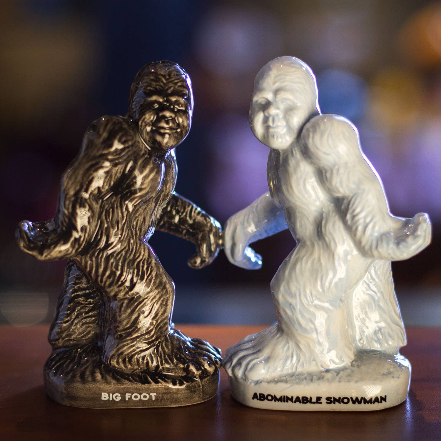 Pacific Trading - Vendita all'ingrosso Set sale e pepe - Set di saliere e pepiere in ceramica Bigfoot e Yeti1