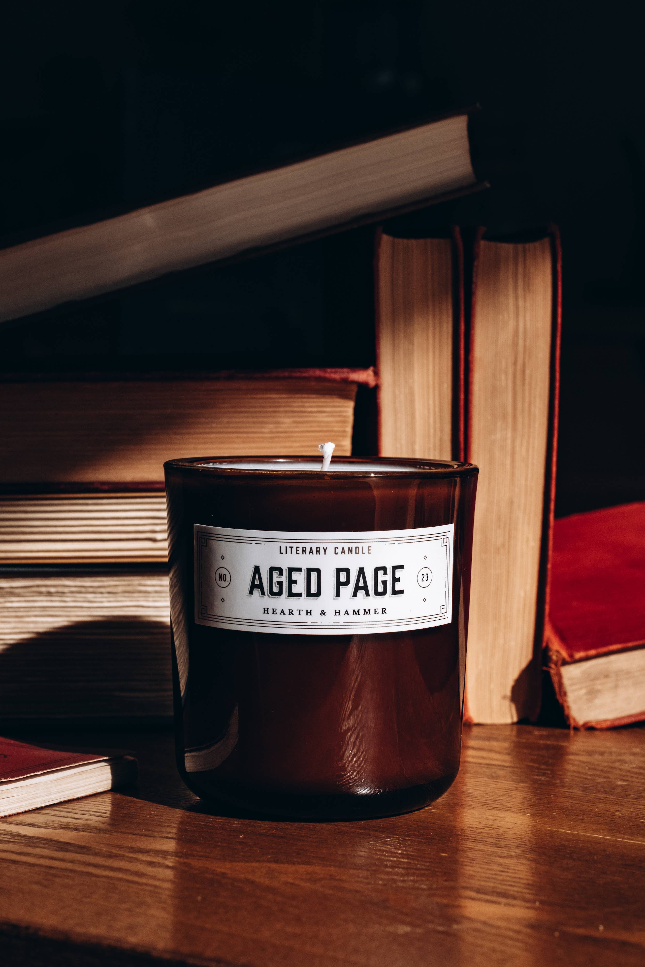 Hearth & Hammer – Großhandel Kerze im Glas / gefüllte Kerze – Gealterte Seite Soja-Buch-Kerze 8,51