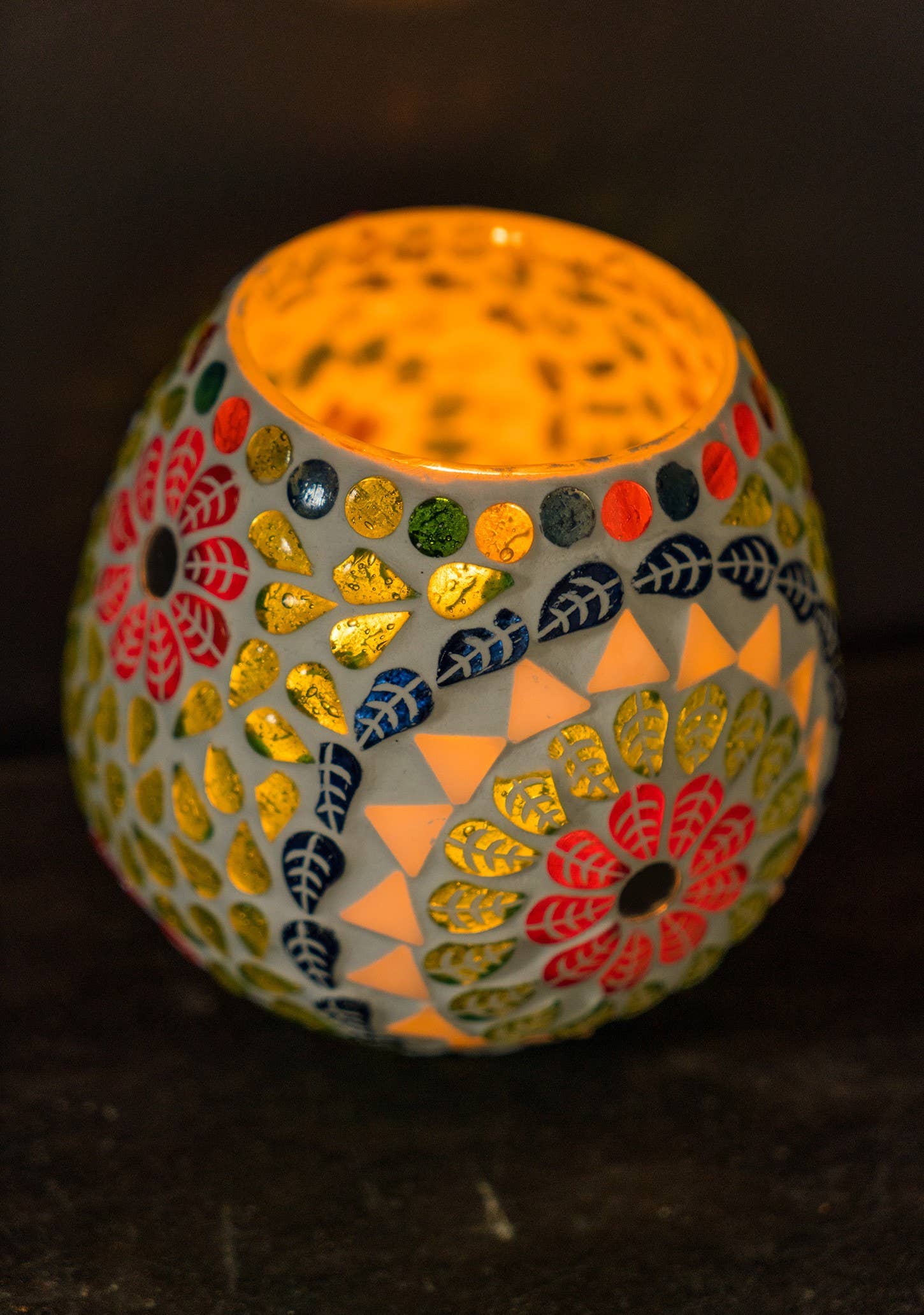 Namaste – wholesale Ljushållare – Ayana flerfärgad ljuslykta i återvunnet glas3