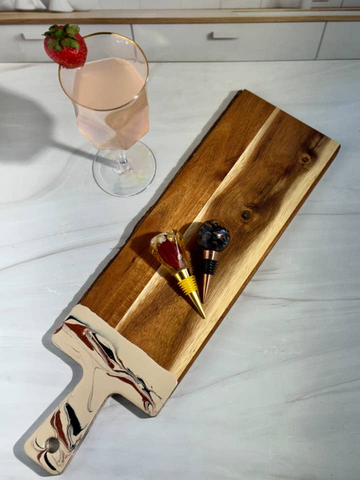 Planche de charcuterie en acacia et époxy – Collection Sahara-Petite pour la vente par LMW Designs