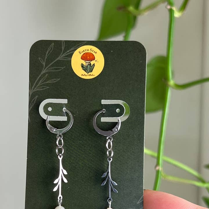 Perle d'eau douce - Boucles d'oreilles feuille - Acier - Huggie pour la vente par Earth Star Healing Collective