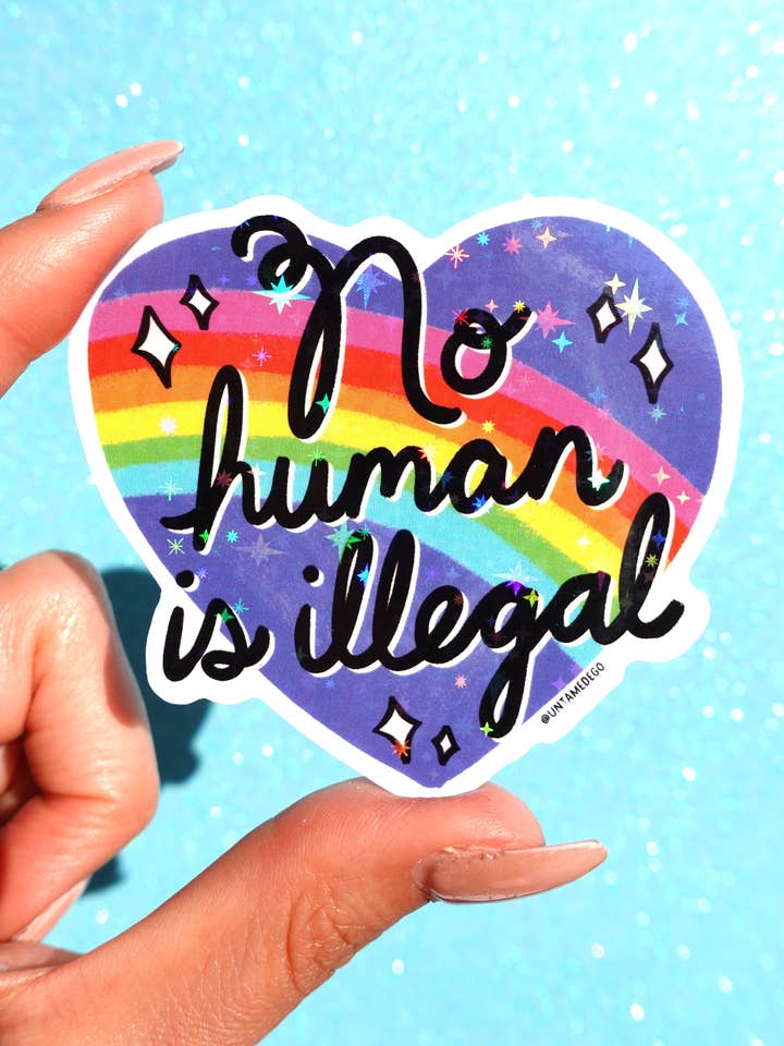 Aucun être humain n'est illégal | Autocollant holographique cœur arc-en-ciel pour la vente par Untamedego LLC