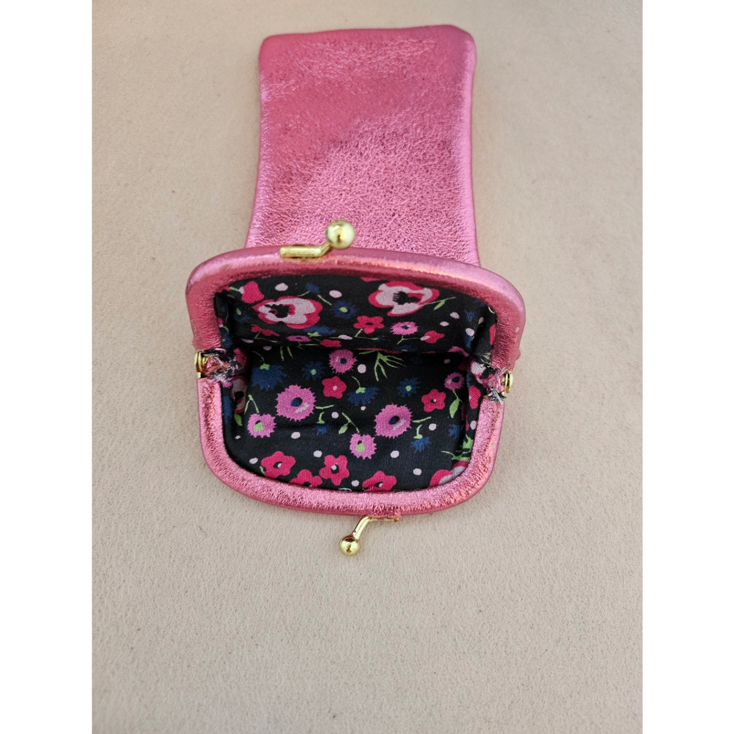 Royal marais – wholesale Fodral för glasögon och solglasögon - Dam – Glasögonfodral i läder med blommigt tyg och retroplatta12