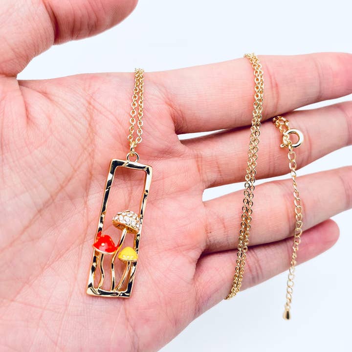 Pendentif en émail incrusté de zircones cubiques incrustés de champignons pour la vente par Mio Queena