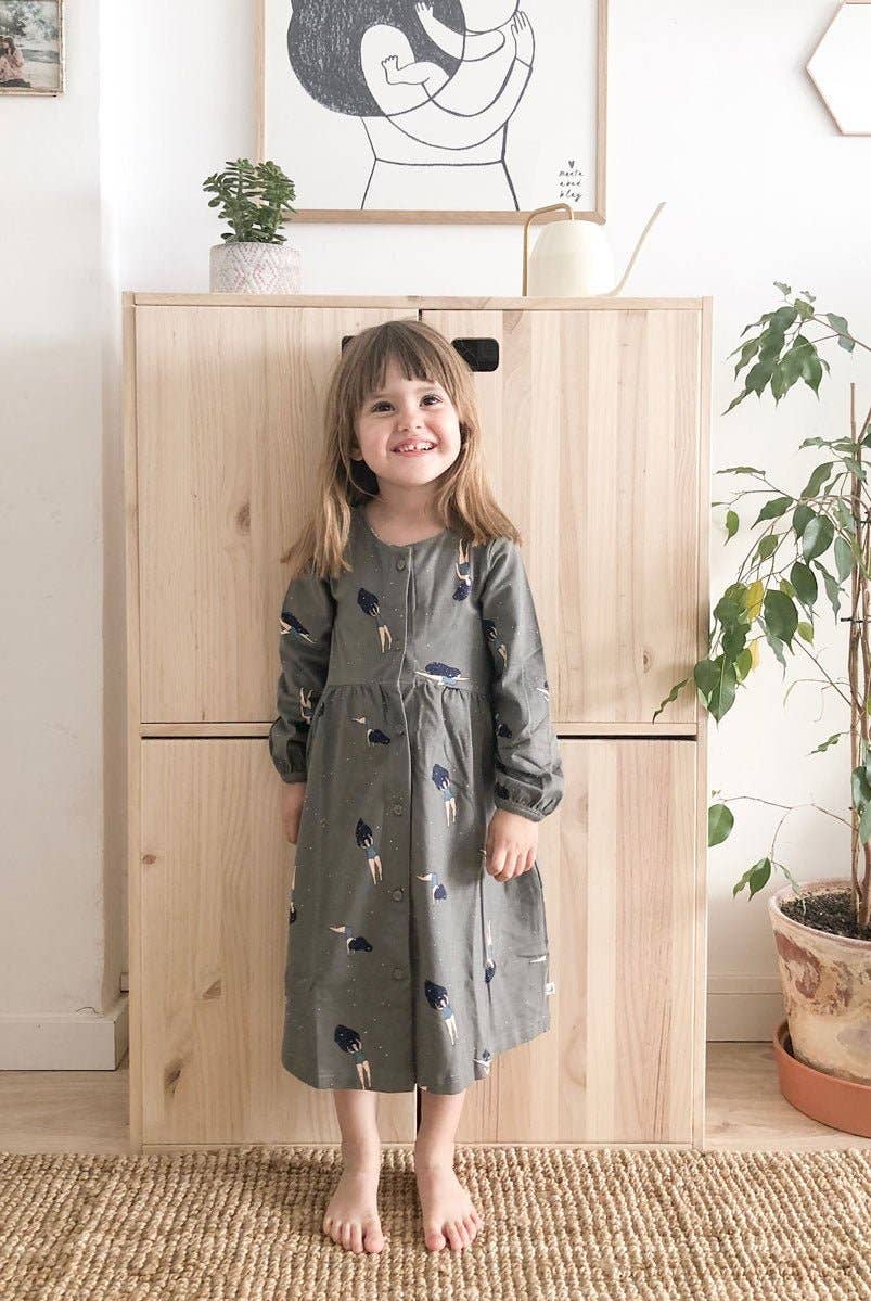 Herde Graues Kleid mit Aufdruck „Dancing in the Cosmos“ für den Großhandel auf Faire3