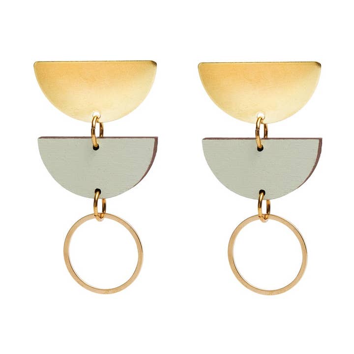 Boucles d’oreilles Jenny en bois découpé au laser et laiton vert sauge pour la vente par Shock of Grey