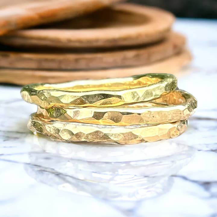 Strukturierter Stapelring in Gold für den Großhandel von Anne Swain Jewelry