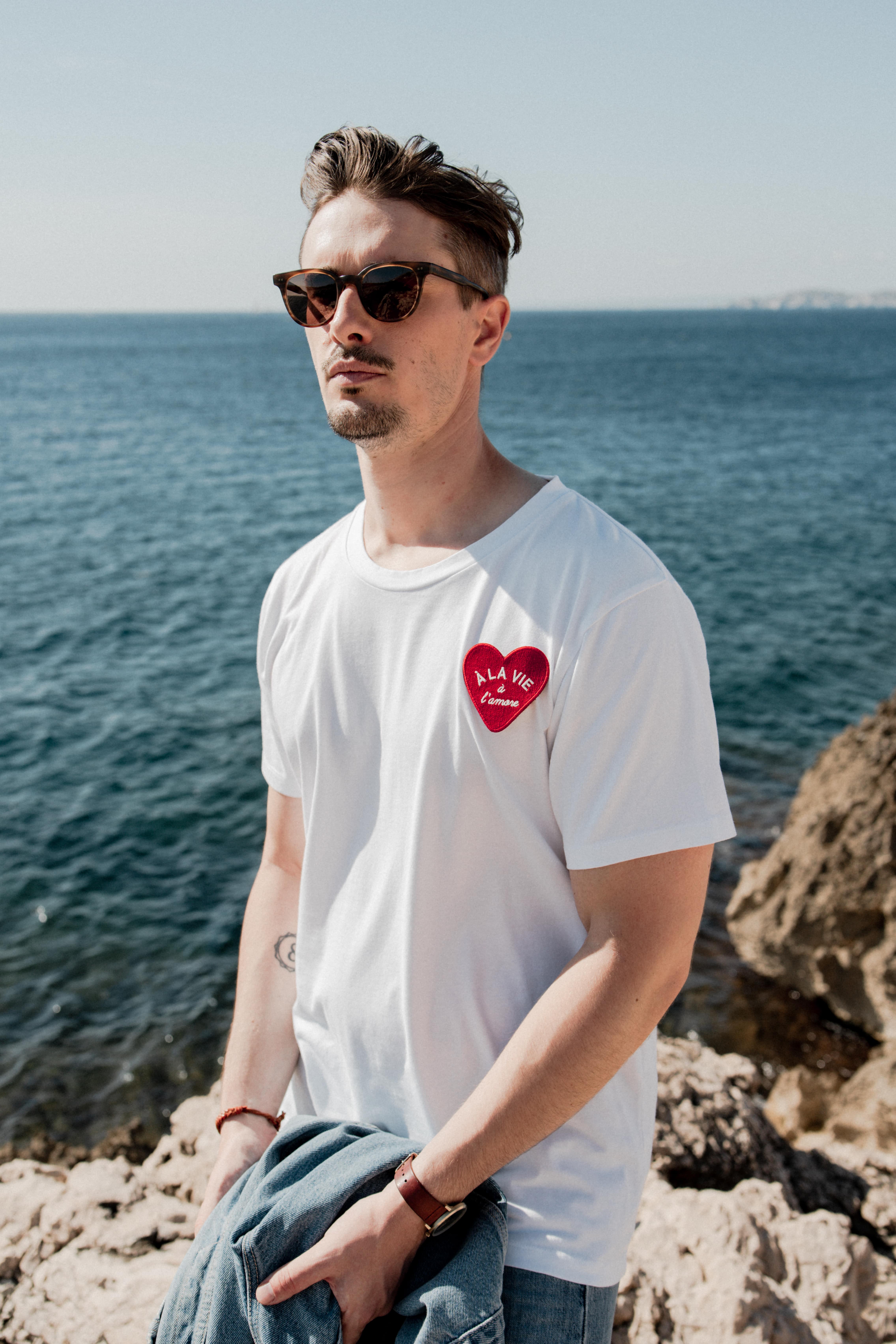 Un baiser français s'il vous plaît - Wholesale T-Shirt - Unisex - Embroidered heart patch T-shirt8