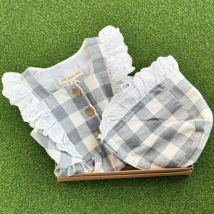 Mouwloze Kanten Romper Bundel (Set van 2, Romper & Hoed) voor wholesale door Blara Organic House