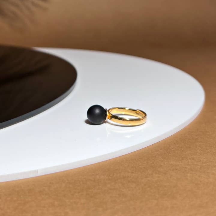 Bellum gold žiedas su juodu neblizgiu gintaru, sidabras arba auksuotas sidabras 925 for wholesale by Amby