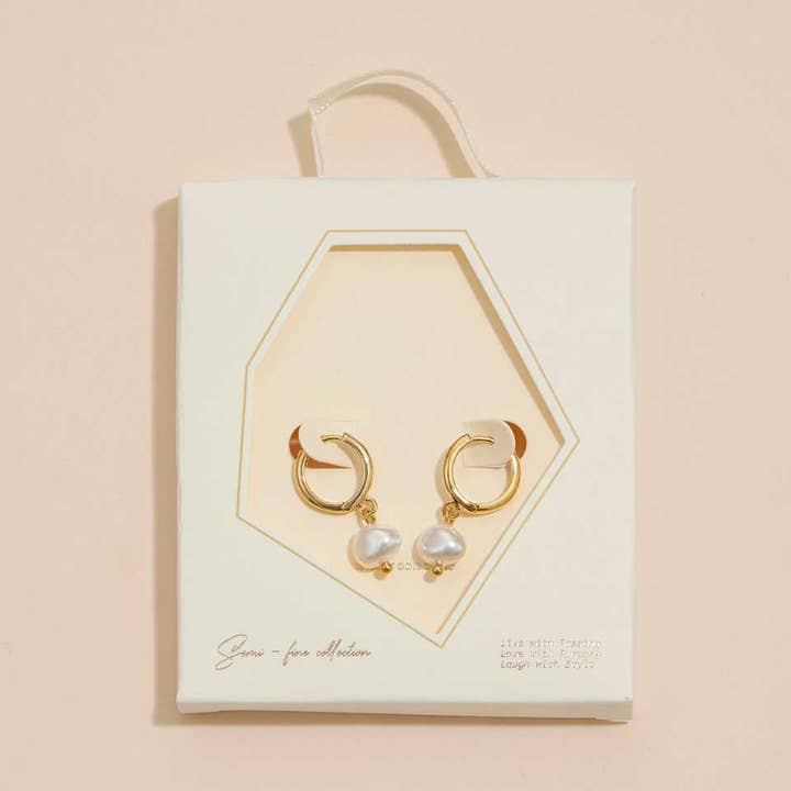 Orecchini a cerchio con ciondolo in oro 18 carati con perle per la vendita all'ingrosso da parte di Lilla Haven