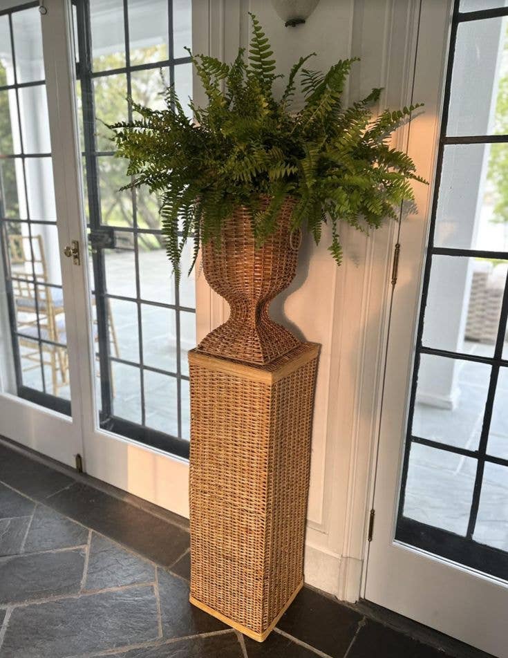 The Enchanted Home - Vente Urnes - Urne carrée en osier et piédestal4