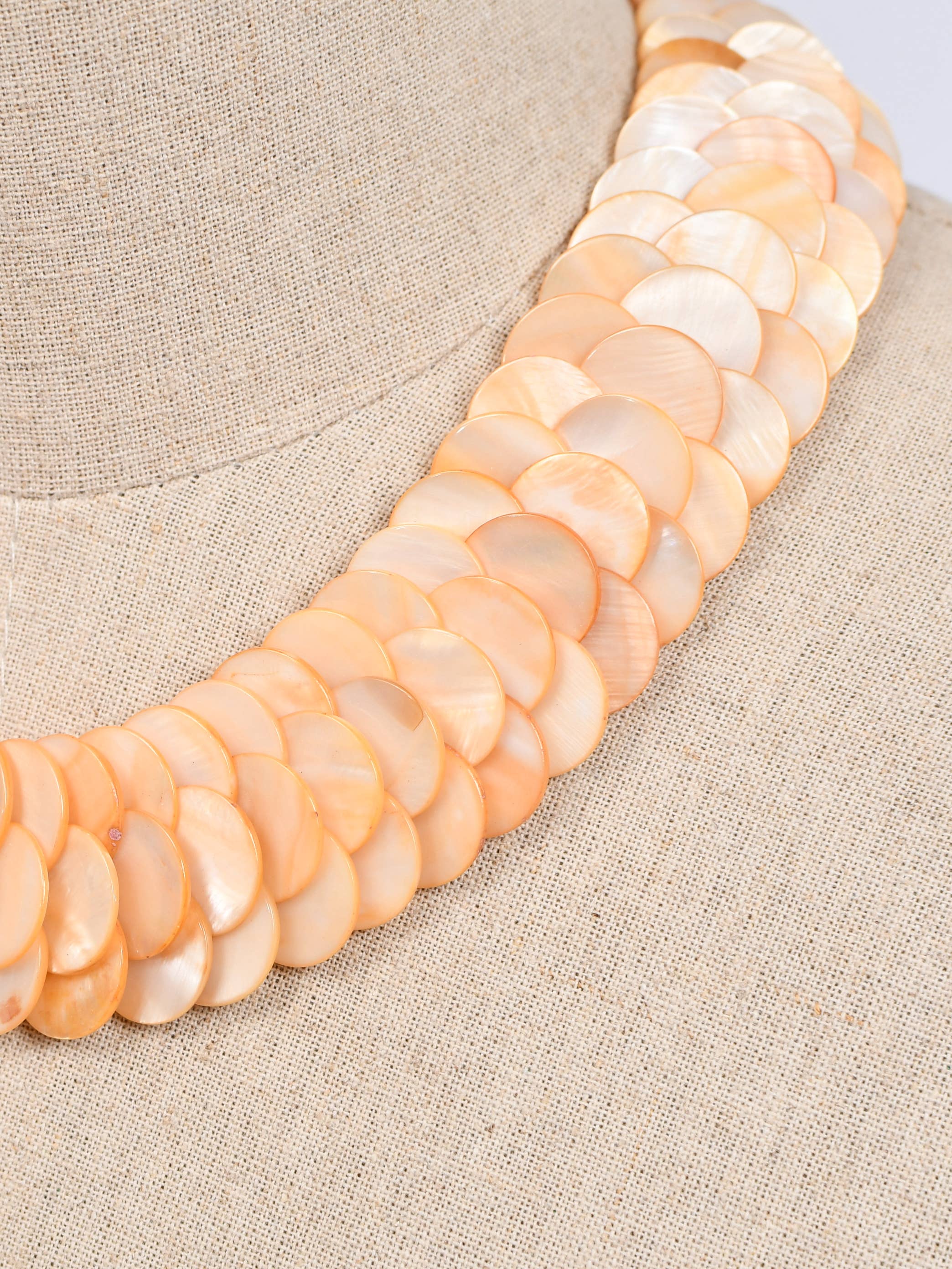 Victoria Moda - Vente Colliers à pendentif - Collier court avec pendentifs en nacre naturelle2