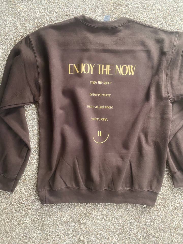 Geniet van het Now Smiley Cute Gratitude Fun Sweatshirt met ronde hals voor wholesale door Rad Vibes Only