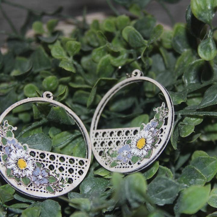 Hermosos pendientes colgantes de ratán con estampado floral de 1/2 círculo para venta al por mayor de NYOG Side Hustle