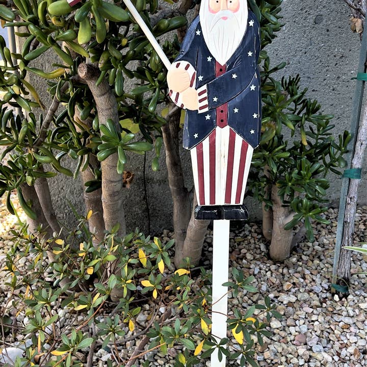 Home Kreation by KK dba Kraft Klub – Engroshandel Have/havestolpe – ONKEL SAM GÅRD TRÆ PÆL M/FLAG 38 „H