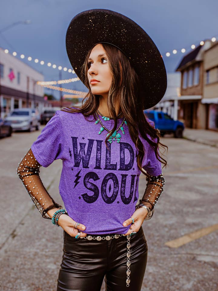 Wild soul boho western grafisk t-shirt for engroshandel hos Midwestern Wildflower