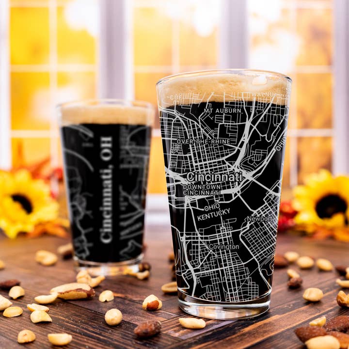 Cincinnati OH - Plan de rue - Verre à bière gravé pour la vente par Blue Ridge Mountain Gifts