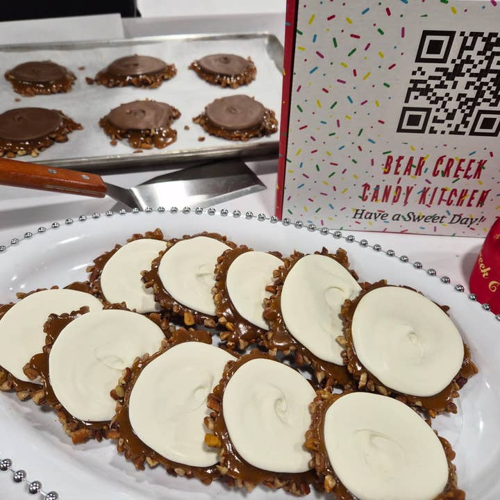 Hvide chokolade bjørnekløer æske med 10 eller 18 for engroshandel hos Bear Creek Candy Kitchen