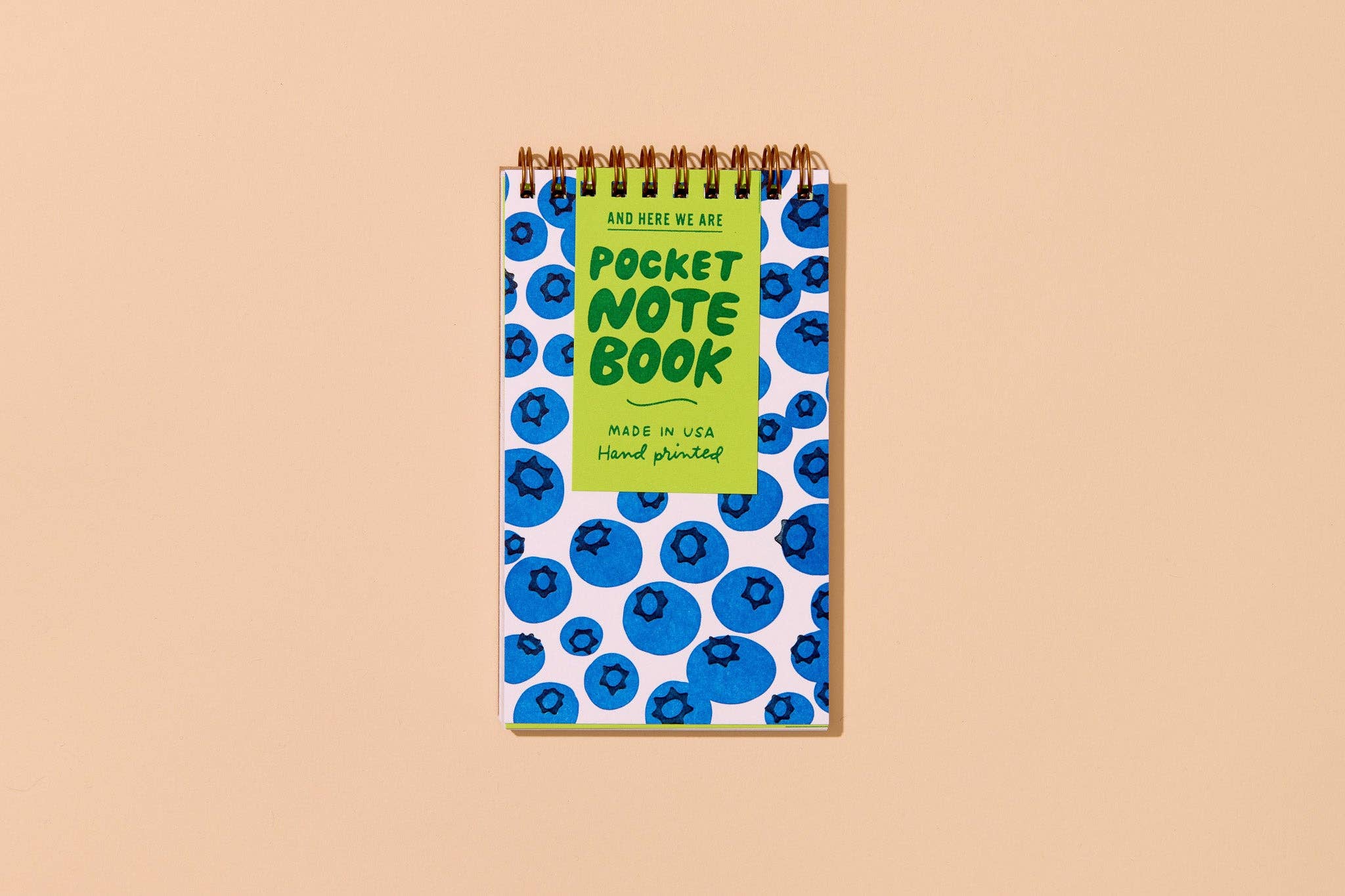 And Here We Are – Großhandel Notizbücher – Kleines modernes Sommer-Briefpressen-Spiralnotizbuch – Blaubeere