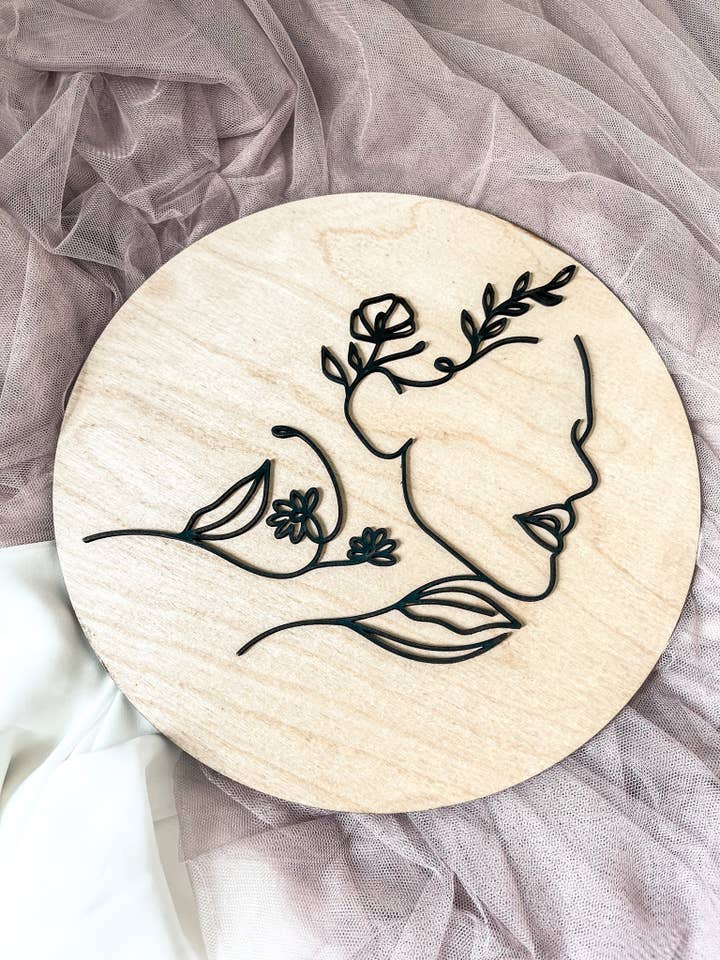 Grote gezichtsomtrek voor vrouwen met bloemen voor wholesale door Wise Words Studio