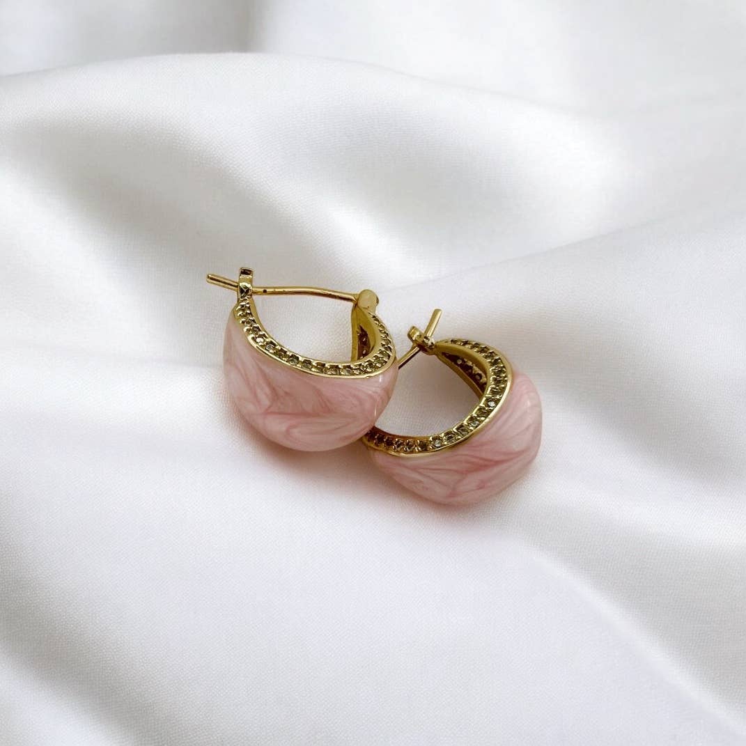 True by Kristy Jewelry - Vente Créoles - Boucles d'oreilles créoles colorées en émail Palmer plaquées or1