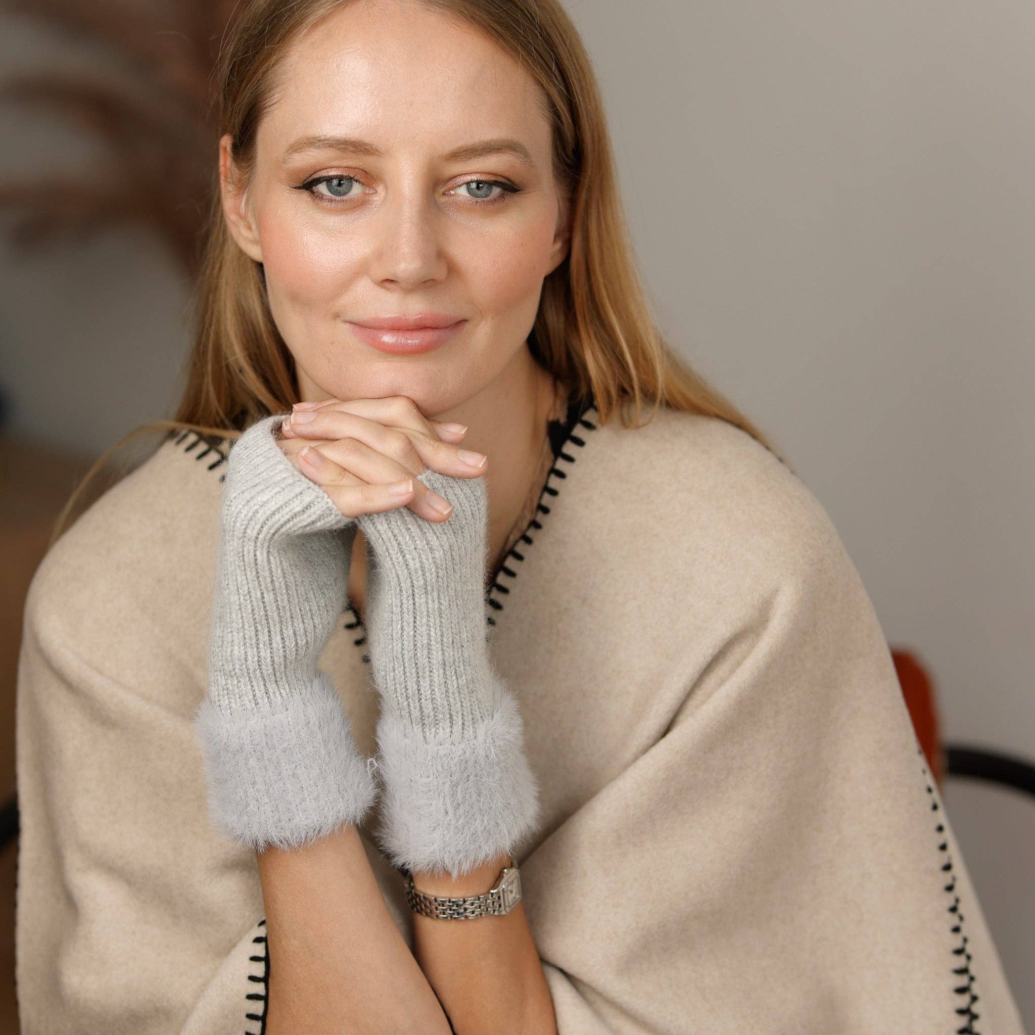 Studio Hop – wholesale Gloves – Women's – Alpaca Wool Fingerless Gloves with Fluffy Cuffs4