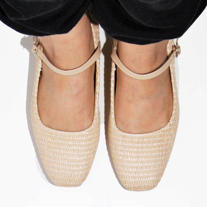 Flache Mary-Jane-Schuhe mit quadratischer Spitze aus Raffia-Material für den Großhandel von Azarayah
